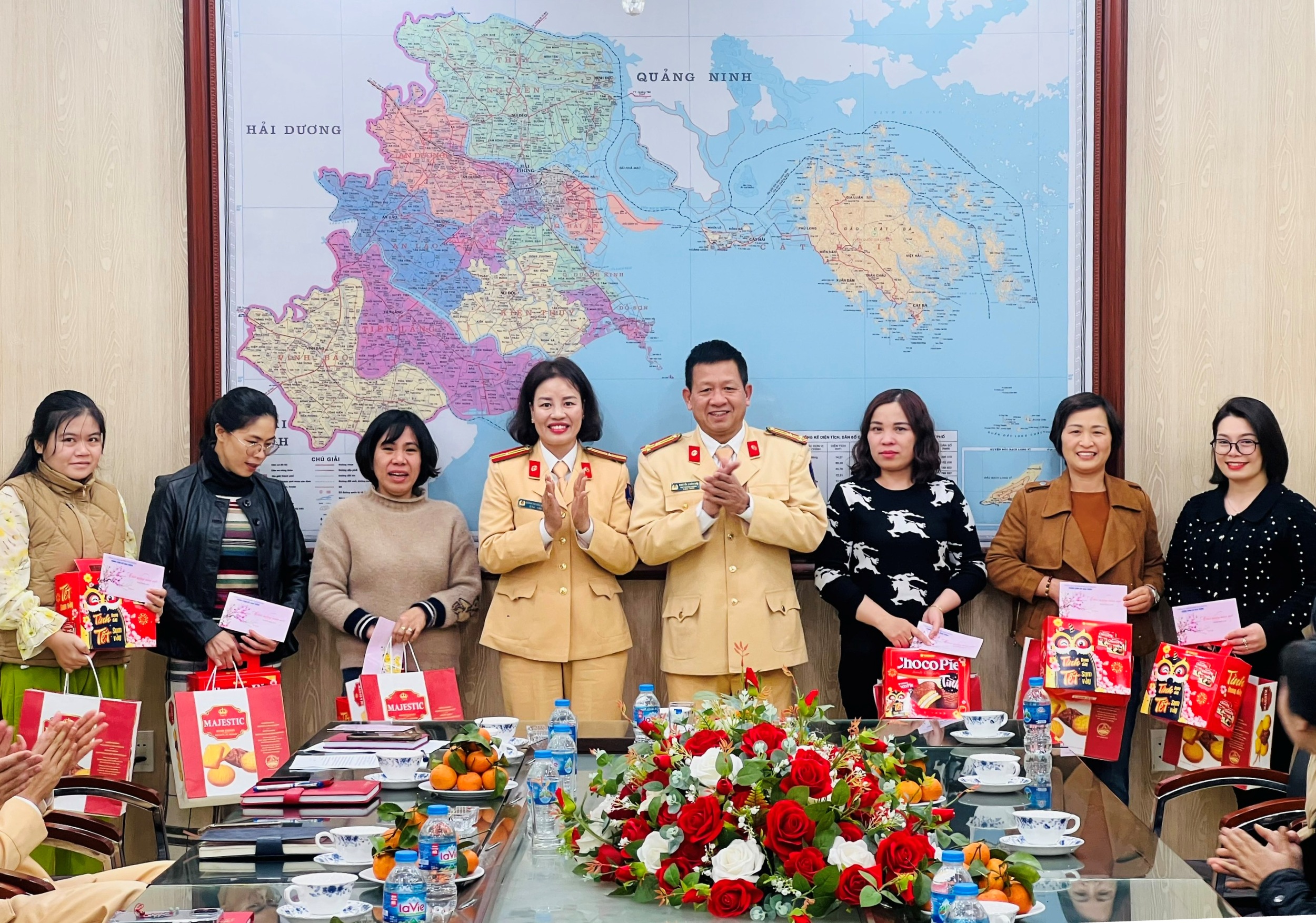 Phòng Cảnh sát giao thông tặng quà cho đoàn viên Công đoàn nhân dịp Tết Nguyên đán